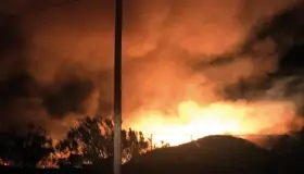 Arrasa incendio con recicladora