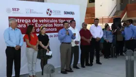 Entregan SEC y Creson camionetas a escuelas Normales