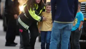 Investigan a 2 jóvenes por tiroteo en escuela de Colorado