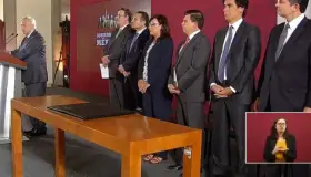 ‘Por si las moscas’ amplía López Obrador fondo para Pemex