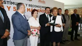 Reciben maestros reconocimientos