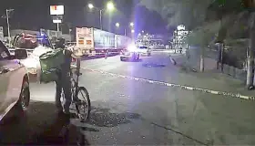 Arrolla trailero a anciano