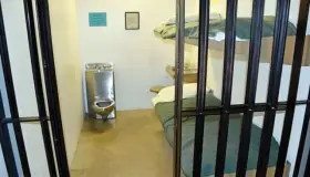 Hallan colgado a prisionero