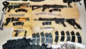 Aprehenden a cuatro personas en posesión de arsenal y un vehículo con reporte de robo