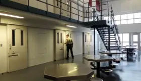 Investigan muerte de persona detenida