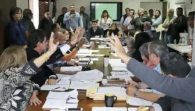 Aprueban renegociar la deuda