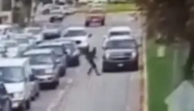 Camioneta de candidato en BC invade carril y atropella a peatón