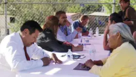 Atienden funcionarios a
vecinos de la 5 de Mayo