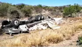 Le cae encima camión
que conducía en carretera