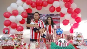 Mateo sopla una velita