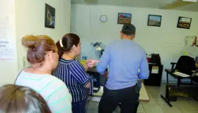 Entregan solicitudes
para becas municipales