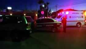 Corta mujer circulación
y provoca un accidente