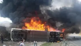 Fallan frenos de autobús y choca contra tráiler; mueren 6 (VIDEO)