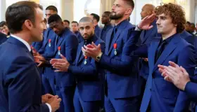 Macron condecora a selección de Francia campeona en Rusia