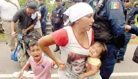 Frenan paso de caravana en Chiapas, detienen a cerca de 800 migrantes