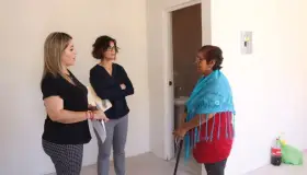 Entrega Municipio vivienda a familia