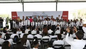 Reciben estudiantes lentes