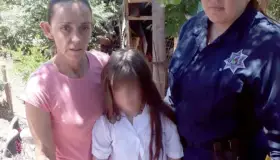 Regresan agentes a niña a su hogar