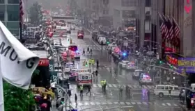 Helicóptero se estrella contra edificio en Nueva York