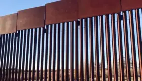 Cae mujer del muro metálico