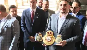 Andy Ruiz visita a López Obrador en Palacio Nacional
