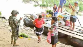 Frenan a migrantes en Suchiate; la policía naval realiza operativos