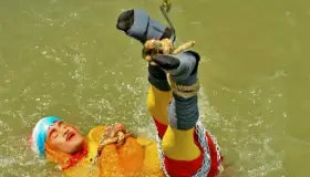 Mago desaparece tras sumergirse encadenado a río