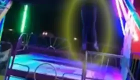 Mujer cae de juego mecánico