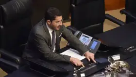 Rechaza Martí Batres sueldo élite en el Senado