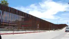 Se escondían migrantes en baños de parque público