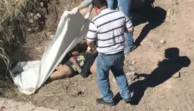 Localizan hombre a un lado de las vías