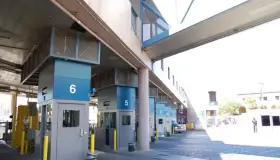 Le ejecutan una orden de arresto