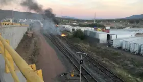 Arrasa incendio con dos tractocamiones