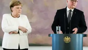 Sufre Merkel, otra vez, temblores en ceremonia