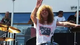 Exbaterista de Guns N'Roses intenta suicidarse con puñalada