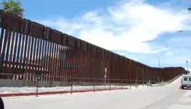 Inicia construcción del muro