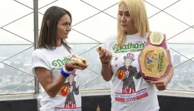 Se come 26 hot dogs en concurso