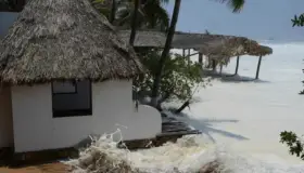 Alertan por mar de fondo en costa de Oaxaca