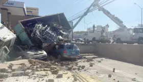 Aparatosa volcadura provoca daños a vehículos