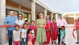 Entrega Gobernadora Pavlovich Villas del Papa Francisco para niñez migrante