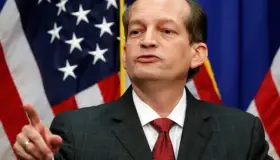 Renuncia secretario del Trabajo de EU por caso Epstein