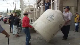 Reciben 30 familias tinacos a bajo costo