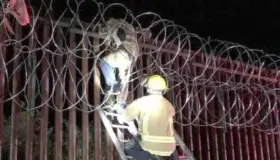 Se queda hombre atrapado en el muro