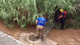 Rescatan a persona de las aguas broncas