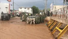 Arrastra arroyo varios vehículos