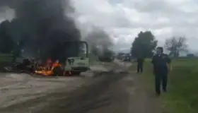 Queman patrullas en Puebla y atacan a personal de Pemex