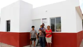 Entrega vivienda a familia