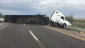 Vuelca tractocamión en carretera