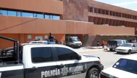 Recibe empleada balazo en asalto