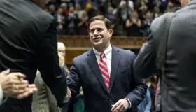 Veta Gobernador Ducey legislación sobre celular